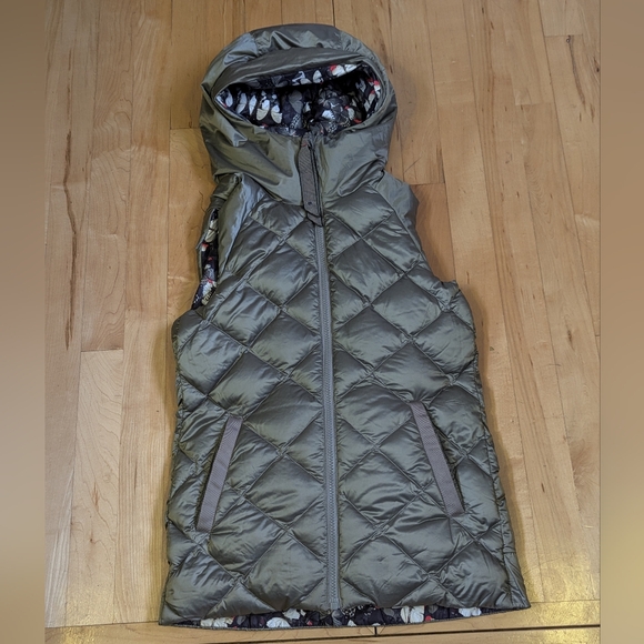 Lululemon | The Fluffiest Reversible Down Vest Olive Green Butterflies Size 2 - Picture 14 of 16